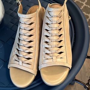 Comfortiva Shoetie - Great neutral camel color Size 8 1/2. Leather